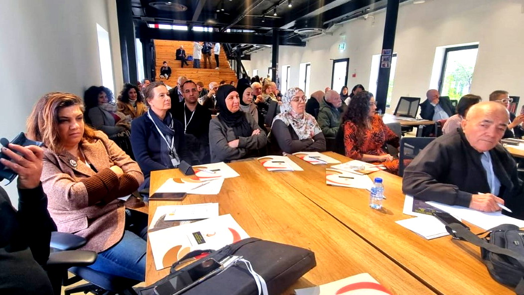 عشرات الناشطين والناشطات في اليوم الدراسي حول "الجمعيات العربية في فترة الطوارئ وما بعدها، احتياجات وامكانيات"