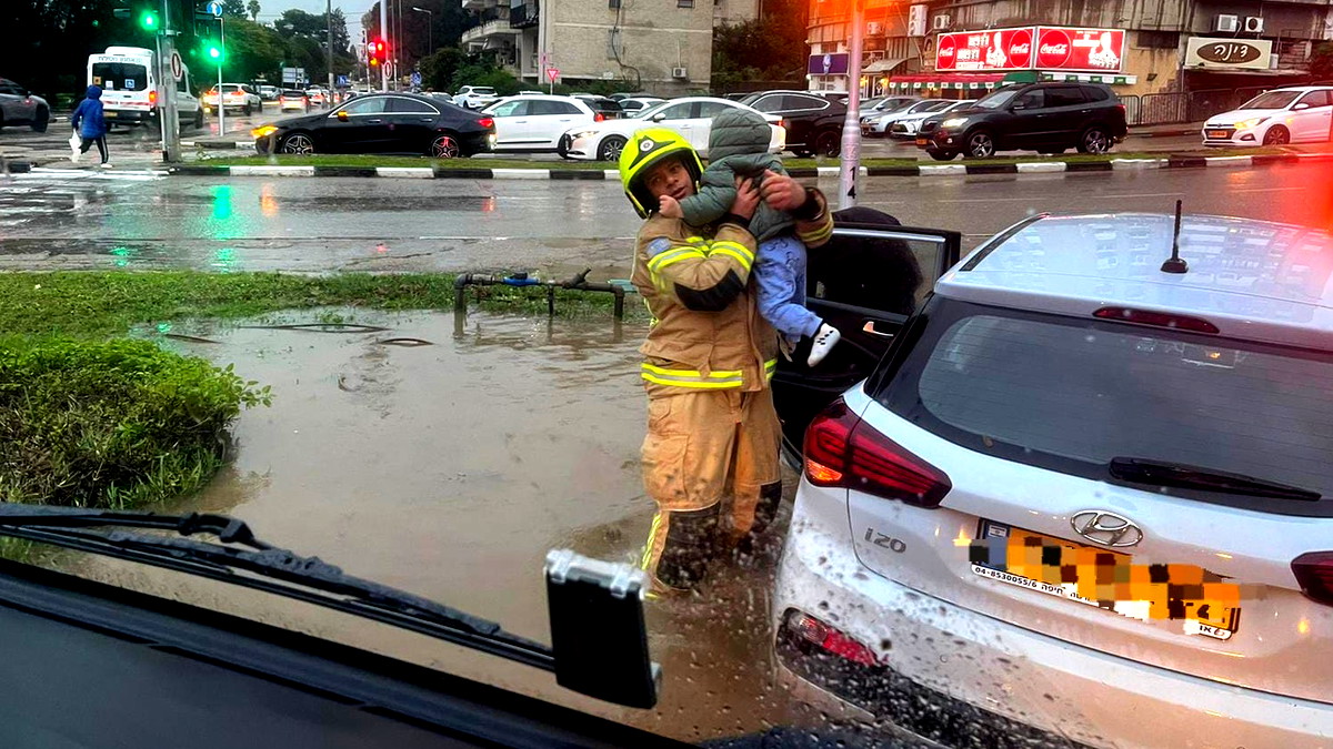 تخليص عالقين جراء فياضانات في منطقة حيفا
