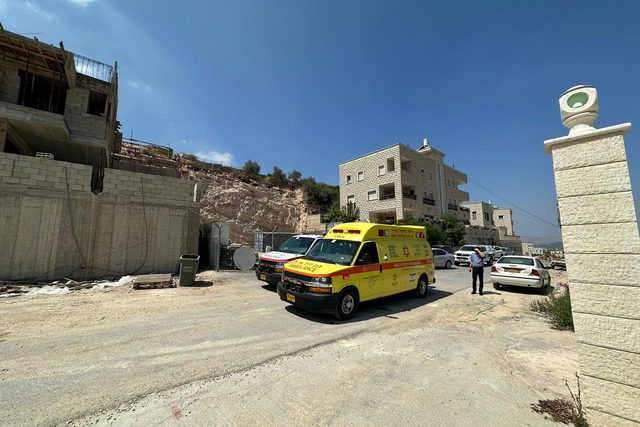 القدس: إصابة عامل (23 عامًا) بجروح متوسطة إثر سقوطه عن ارتفاع أربعة أمتار خلال عمله في مصنع