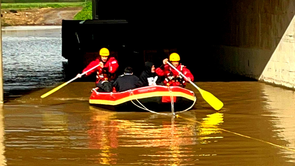 فيديو - تخليص عالقين جرفتهم مياه الأمطار في مدينة حيفا
