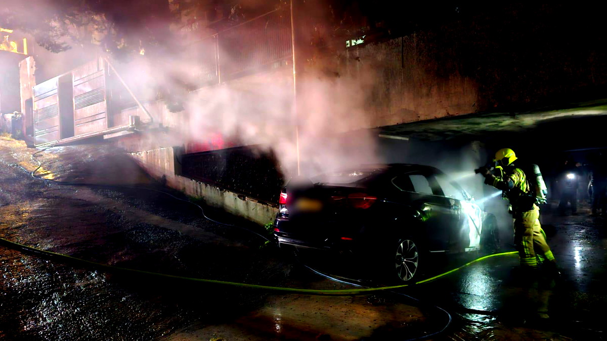 مشيرفة: اندلاع النيران داخل مركبتين مركونتين تحت مبنى سكني في البلدة- لم يُبلغ عن إصابات