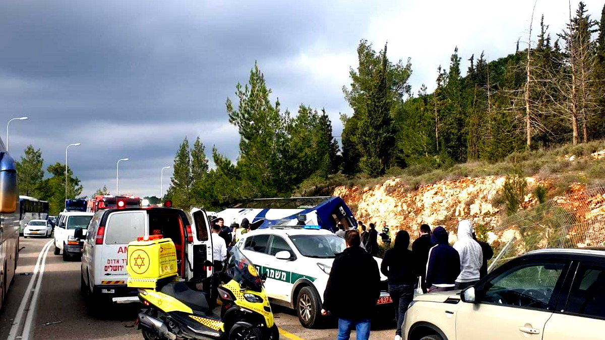 تخليص 30 راكبًا عقب انقلاب حافلة على شارع 375 في منطقة القدس- بينهم سبعة مصابين