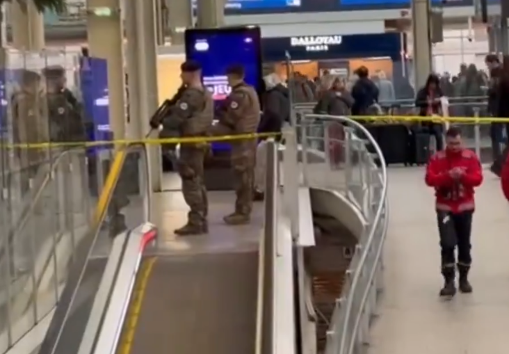 فرنسا: إصابة ثلاثة أشخاص من جرّاء هجوم بسكين داخل إحدى محطات القطار في العاصمة باريس- أحدهم بحالة خطيرة 