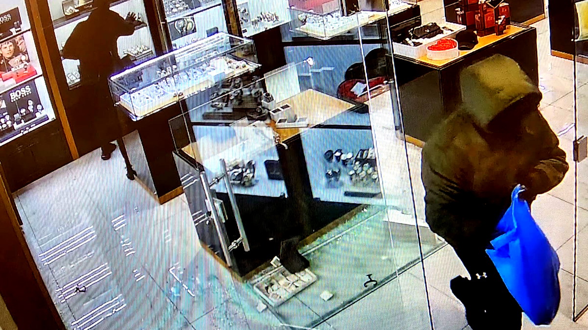 تحت تهديد السّلاح| اعتقال شاب (20 عامًا) من جت المثلث بشبهة السطو على محل مجوهرات في باقة الغربية وسرقة ممتلكات بقيمة آلاف الشواقل