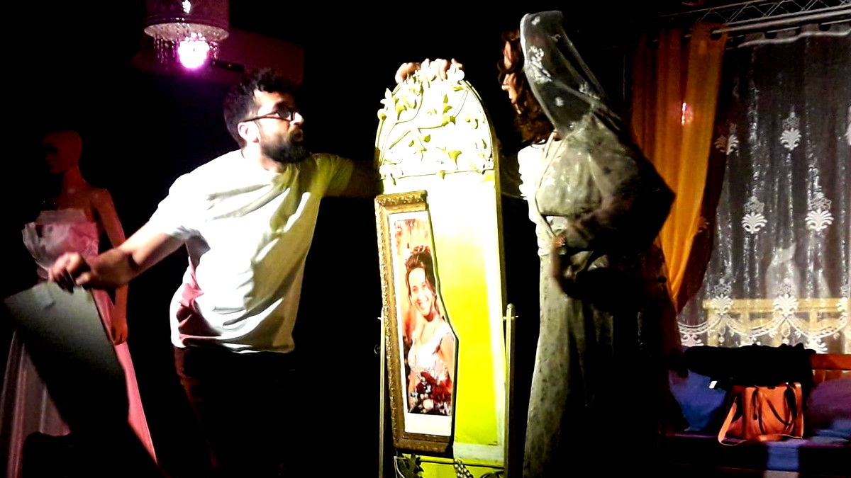 مشاكل زوجية في مسرحية نصراوية