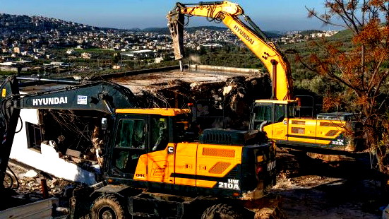 هدم مبنى وقاعة أفراح في وادي عارة بزعم البناء غير المرخص