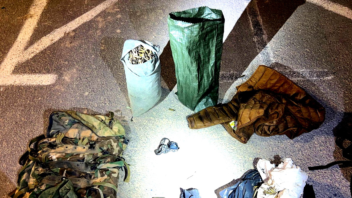 اعتقال مشتبهين من الضفة الغربية بسرقة ذخيرة ومعدات عسكرية من قاعدة إسرائيلية في الجنوب