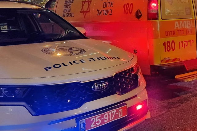 اصابة شاب بحراح خطيرة واخر بجراح طفيفة اثر تعرضهما للدهس في الرملة