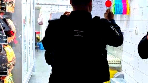 إصدار أمر إغلاق لأحد المحال التجارية في القدس بعد ضبط عامل من الضفة يقيم في المدينة بشكل  غير قانوني