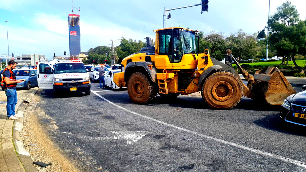 عقب الاشتباه بعملية إطلاق نار- حادث طرق وقع بين جرار وعدد من المركبات بالقرب من هرتسليا... لم يبلغ عن إصابات