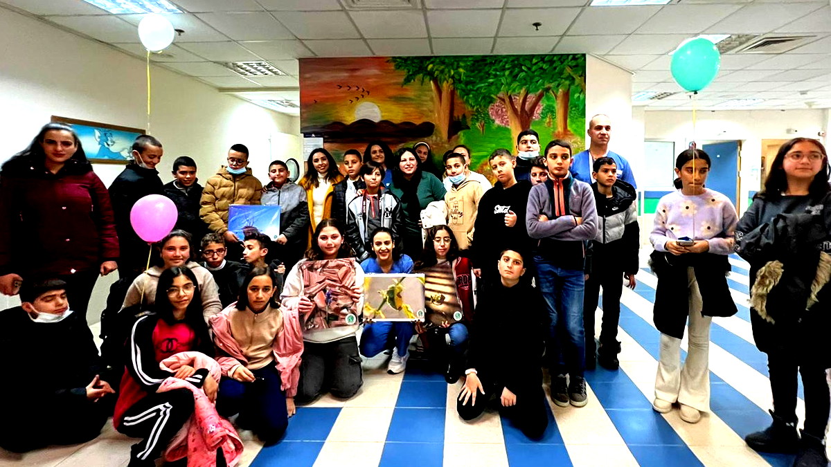 طلاب مدرسة الموهوبين والمتميزين في الرينة يزرعون الأمل في المستشفى الفرنسي