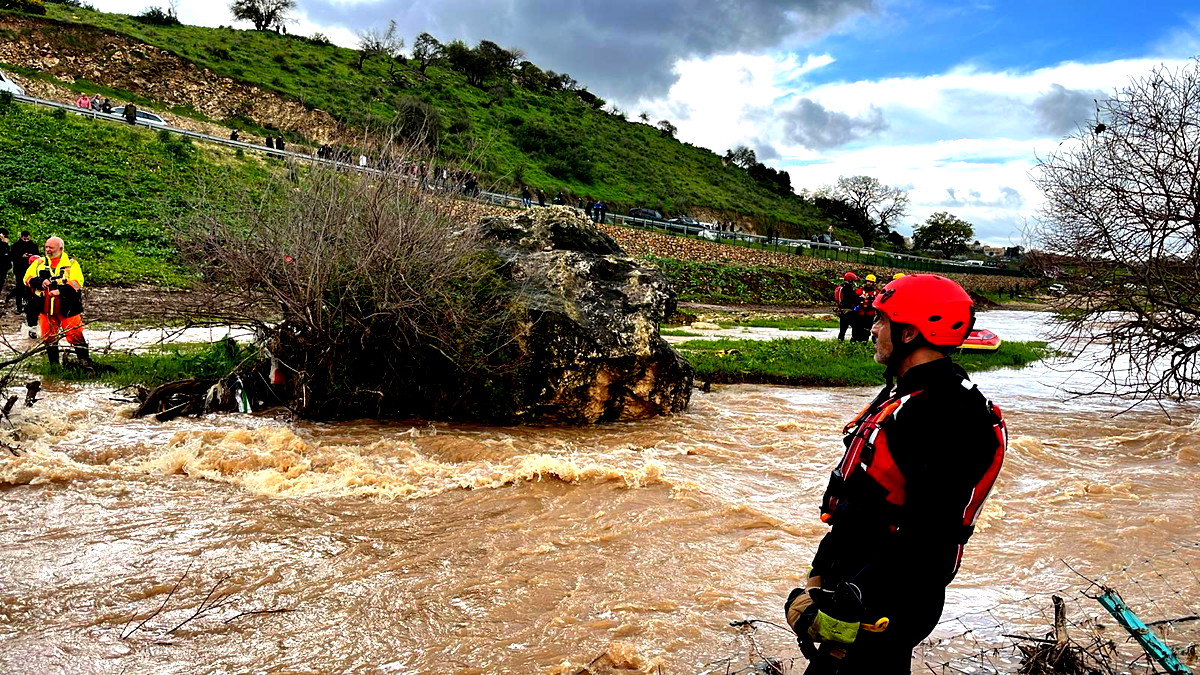 بسبب الفيضانات- استمرار عمليات البحث عن مسن (80 عامًا) من شفاعمرو بعد أن جرفته المياه أمس بالقرب من منطقة رأس علي