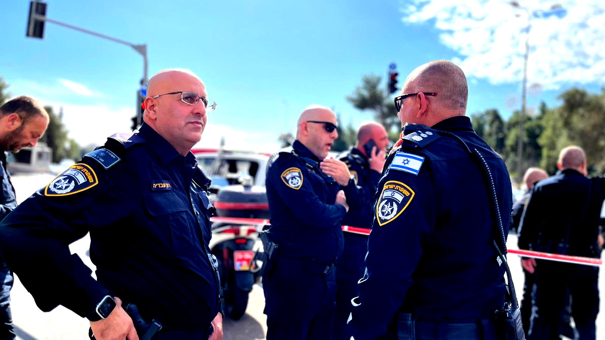 قيّدوا الضحية وزوجته أمام طفلهما| القدس: تصريح مدعٍ عام ضدّ ثلاثة شبّان بشبهة السطو على منزل وسرقة ممتلكات وسيارة فارهة