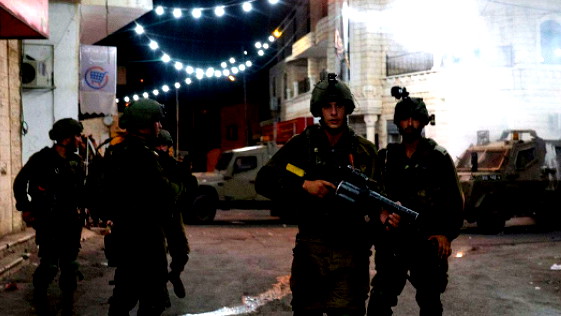  اشتباكات عنيفة بين مسلحين وقوات الجيش الاسرائيلي في مخيم جنين