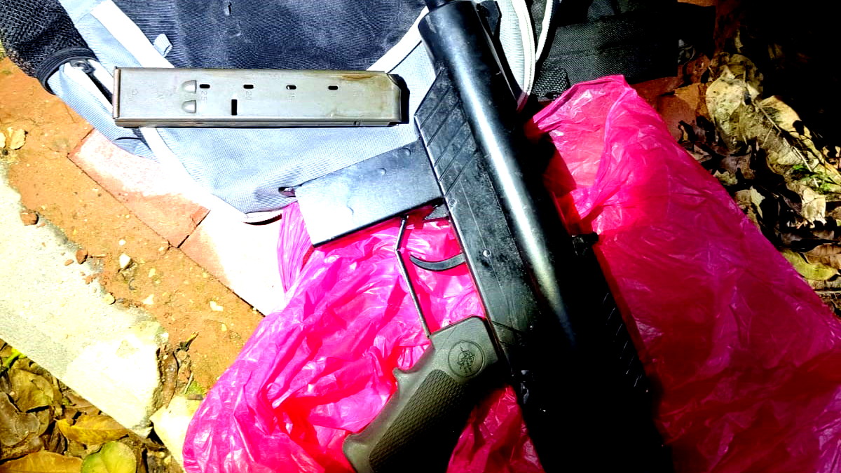 ثوثيق بالفيديو| العثور على قطعة سلاح وأمشاط ذخيرة في جسر الزرقاء داخل روضة أطفال!