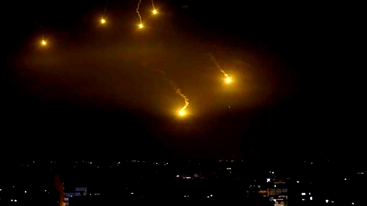 إعلام سوري: وسائط الدفاع الجوي تتصدى لهجوم إسرائيلي في محيط العاصمة دمشق