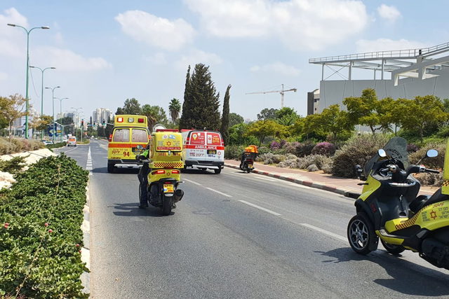 تل أبيب: شاب (25 عامًا) بحالة خطيرة من جرّاء تعرّضه للدهس من قبل مركبة خصوصية