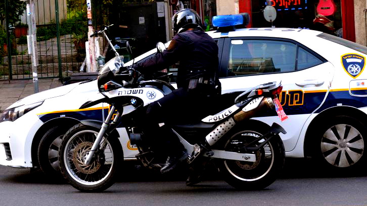 حيفا: اعتقال رجل (49 عامًا) بشبهة السطو وسرقة دكان تحت التهديد بسلاح غير حقيقي