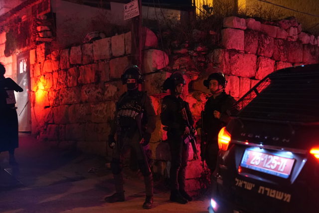 اعتقال قاصرين (17، 16 عامًا) من القدس بشبهة إطلاق العاب نارية باتجاه أفراد الشرطة