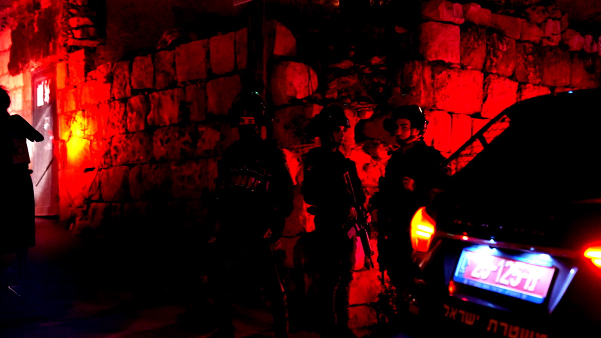 استعدادًا لتقديم لائحة اتّهام| اعتقال قاصرين (17، 16 عامًا) من القدس بشبهة إطلاق العاب نارية باتجاه أفراد الشرطة