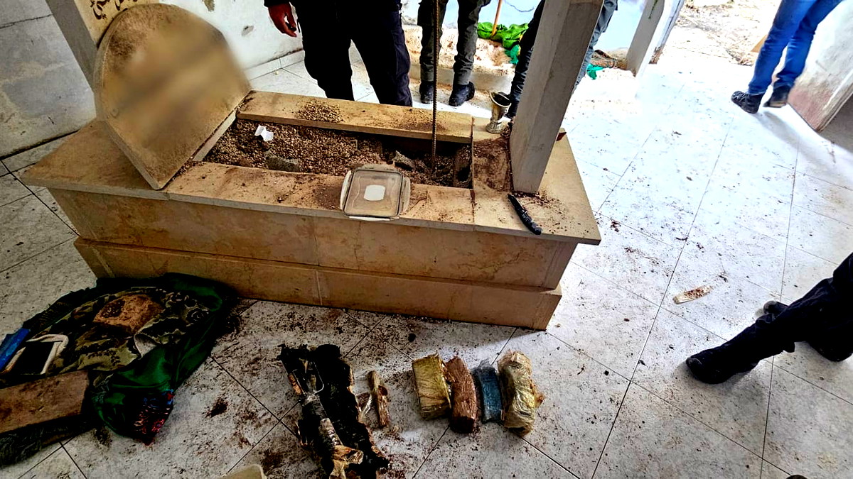 صور وفيديو | العثور على أسلحة وذخيرة داخل قبر في مدينة الناصرة !!