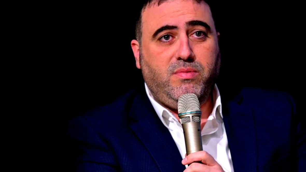 وزير الداخلية موشيه أربيل يوقع على أمر توصيل الكهرباء بعدة أحياء في كسرى سميع وحرفيش