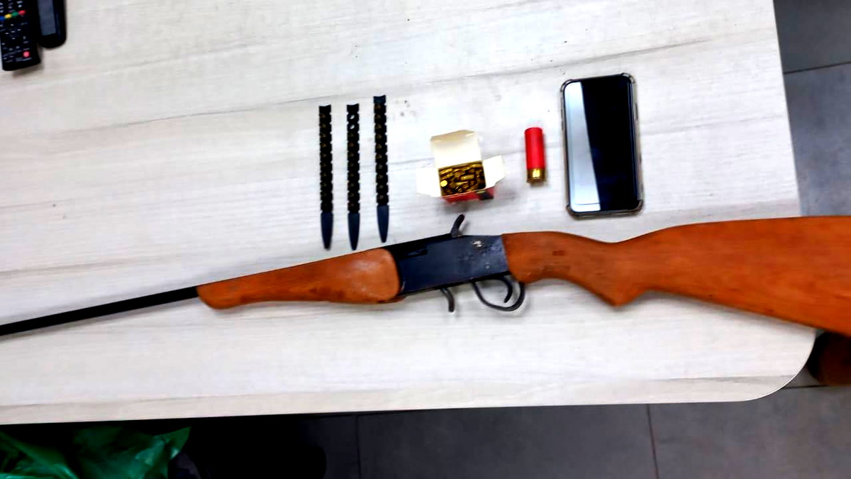 اعتقال شابين (28، 30 عامًا) من الضفة الغربية بشبهة حيازتهما بندقية صيد وذخيرة في المنزل