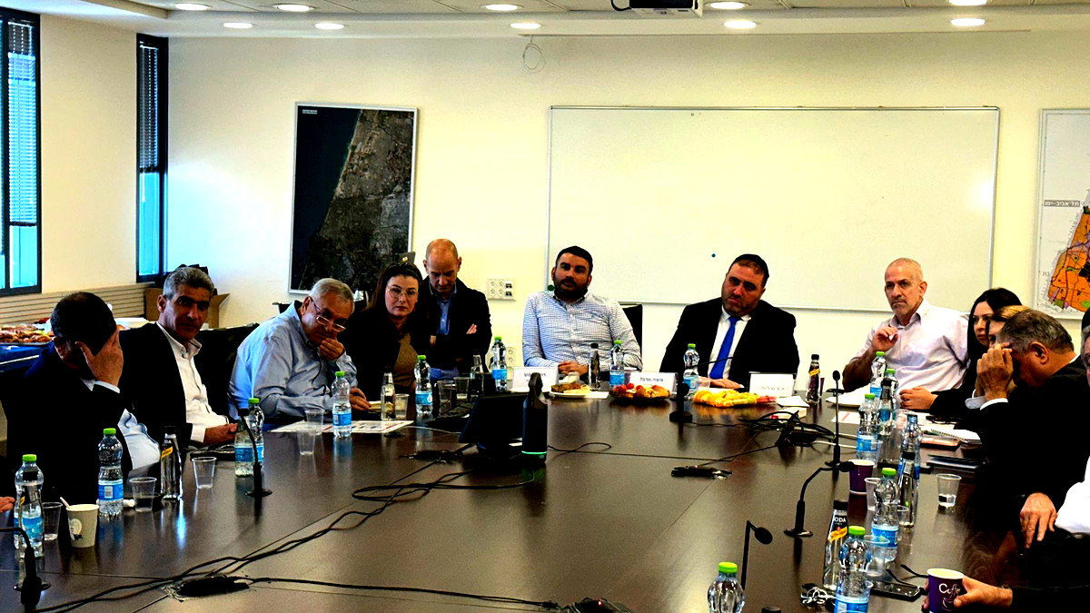 مع حلول الشهر الفضيل| وزير الداخلية ورئيس الشاباك في اجتماع مع رؤساء السّلطات المحلية العربية: واجبنا العمل على عدم المس بحرية العبادة 