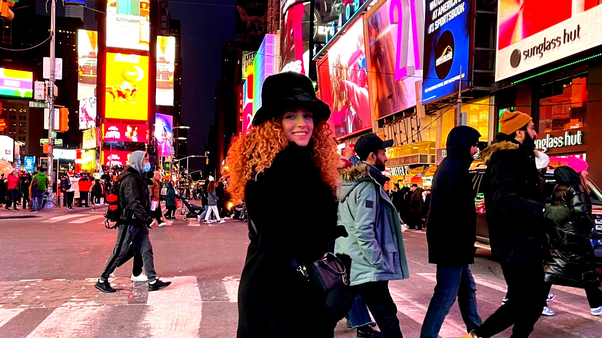 مضيفات شركة إل عال تجندن لتقديم النصائح والتوصيات بشأن رحلة رائعة وممتعة مليئة بتجارب من العمر في العديد من الوجهات في العالم