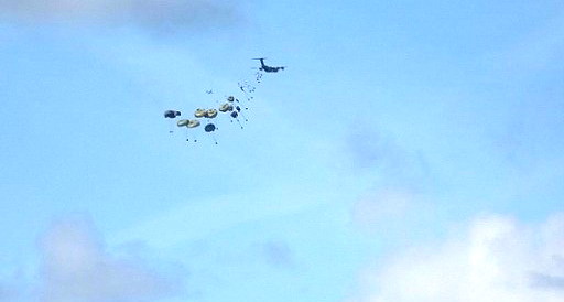 6 دول تشارك في إنزال مساعدات إنسانية جديدة لشمال غزة 