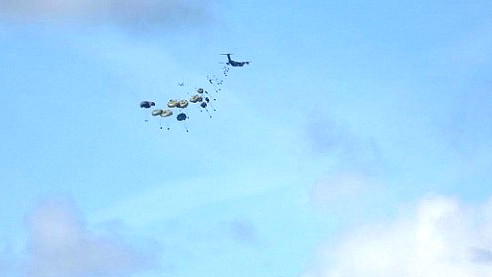 6 دول تشارك في إنزال مساعدات إنسانية جديدة لشمال غزة