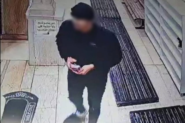 مجهول يعلّق علمًا لأحد مرشحي رئاسة مجلس محلي على مدخل أحد المساجد في البلدة
