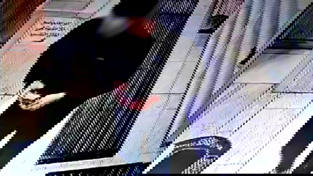 موجة غضب واستنكار في دير الأسد| مجهول يعلّق علمًا لأحد مرشحي رئاسة مجلس محلي على مدخل أحد المساجد في البلدة