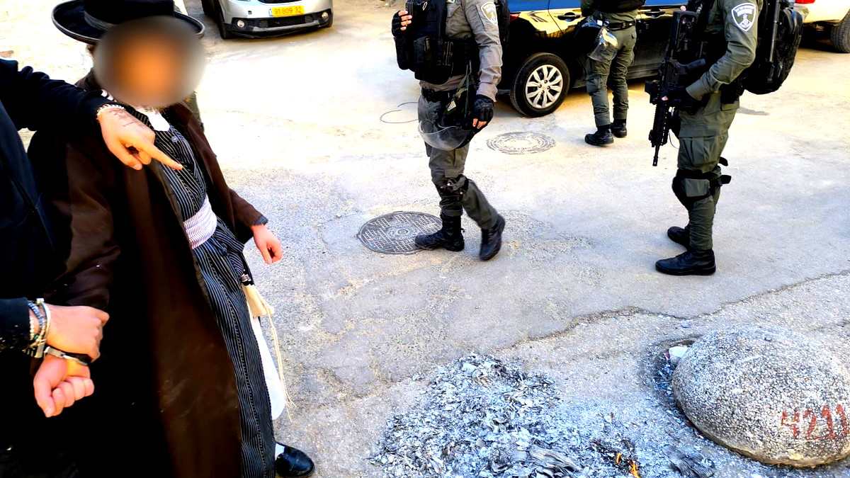 اعتقال شاب يهودي (24 عامًا) من القدس بشبهة حرق علم اسرائيل ورفع لافتات ضد الدولة