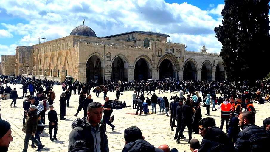 على الرّغم من التقييدات| الآلاف يؤدون صلاة الفجر بأوّل أيّام شهر رمضان في الحرم القدسي وساحاته