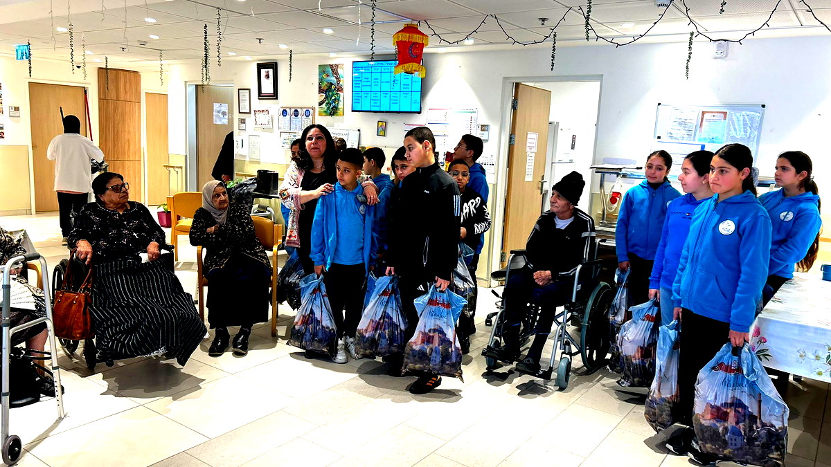 مدرسة الشمالي يافة الناصرة: مجموعة قائد ومبادر تقدم التهنئة للمسنين بحلول الشهر الفضيل 