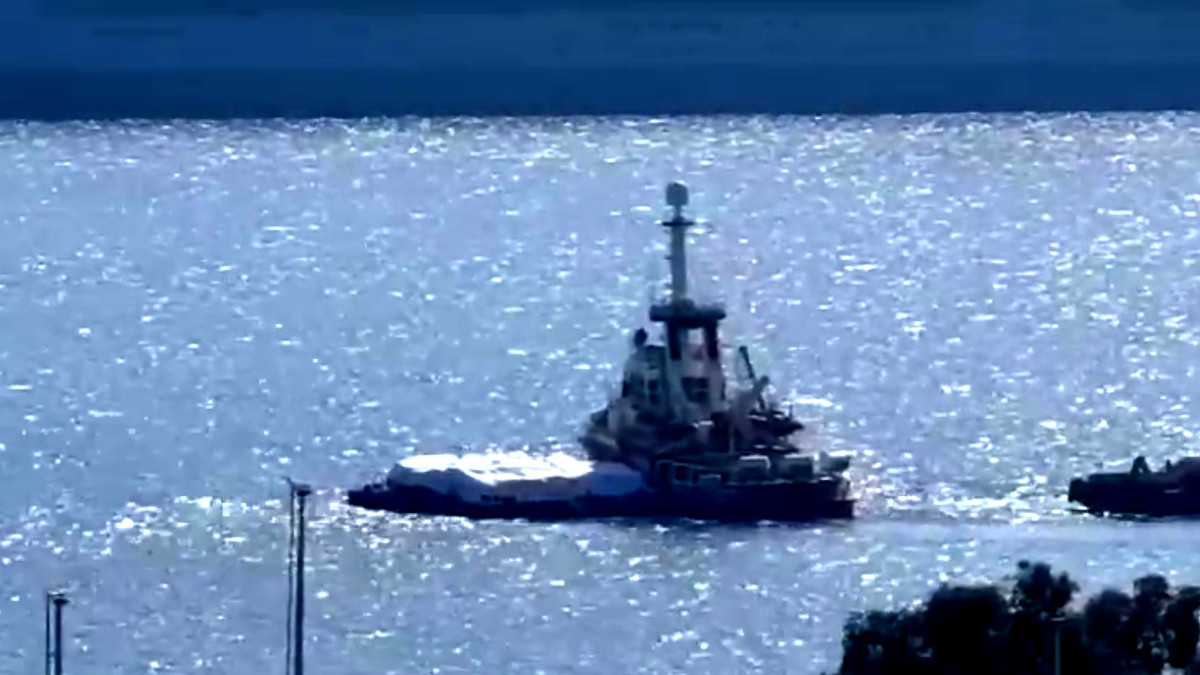 المحاولة الأولى من نوعها- سفينة إسبانية تَقِلُ مساعدات إنسانية تغادر ميناء قبرص متجهة إلى قطاع غزّة