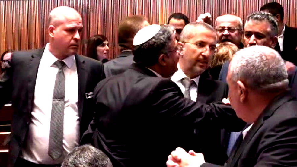 احمد الطيبي لبن جفير: "كل كلب بيجي يومه" - ردًا على تصريح بن جفير حول مقتل الطفل رامي حمدان