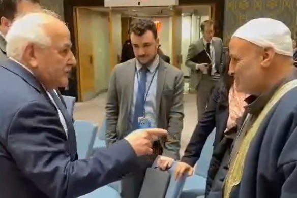 احد اقرباء المحتجزين لدى حماس للسفير الفلسطيني لدى الأمم المتحدة: "رجعتوا التايلندية من غير صفقة وما رجعتوا اولادنا"