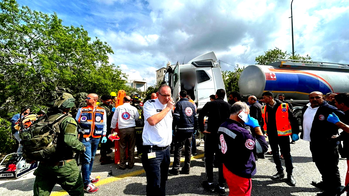 مصرع رجل (40 عامًا) واصابة اخرين إثر حادث طرق وقع بين مركبة وشاحنة على شارع 5066