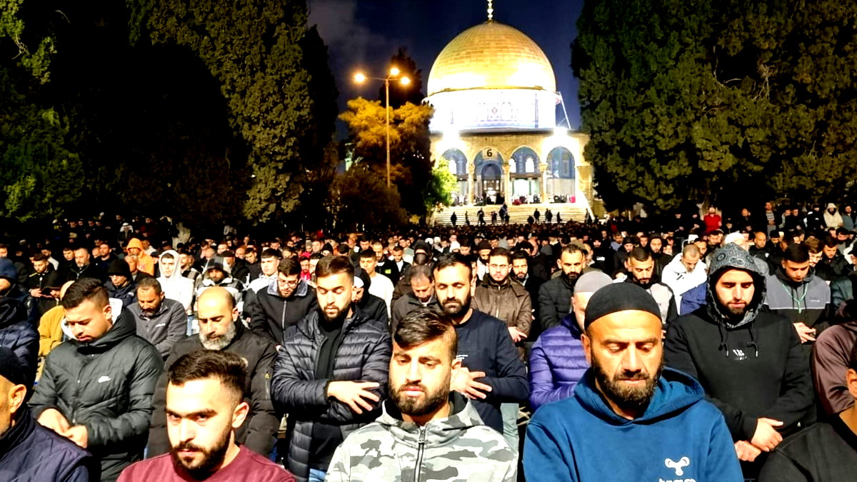 دائرة الأوقاف الإسلامية في القدس: 70 ألفًا أدوا صلاتي العشاء والتراويح في ليلة الخامس من رمضان بالمسجد الأقصى المبارك