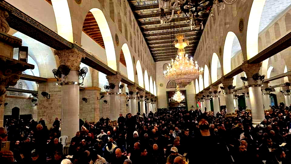 الآلاف يؤدون فجر الجمعة الأولى من رمضان المبارك في المسجد الأقصى