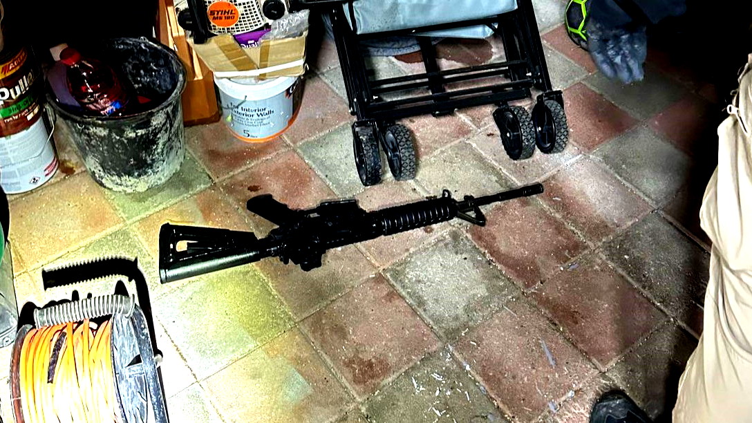 اعتقال شخصين (40، 50 عامًا) من زلفة بشبهة حيازتهما سلاح من طراز M16 بشكل غير قانوني