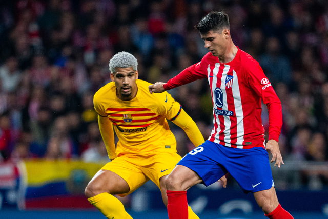 برشلونة يضرب أتلتيكو مدريد بثلاثية في الدوري الإسباني