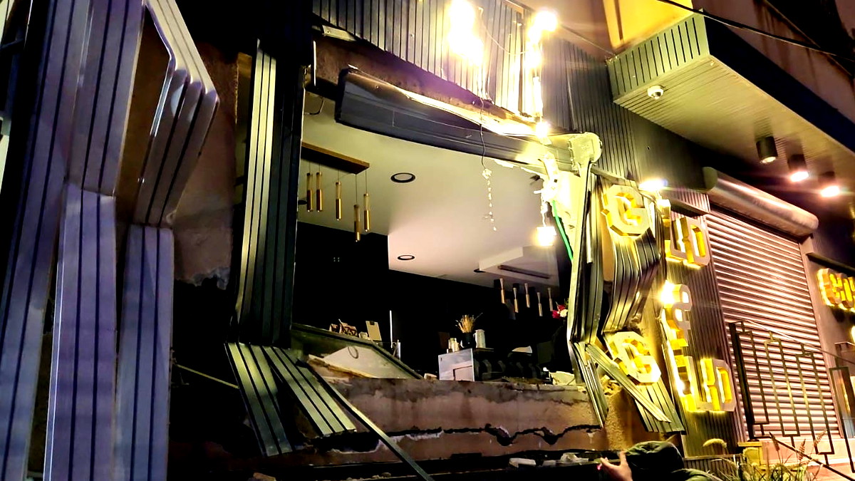 أثناء الإفطار.. سطو باستخدام جرافة على محل للذهب في كفر مندا - فيديو