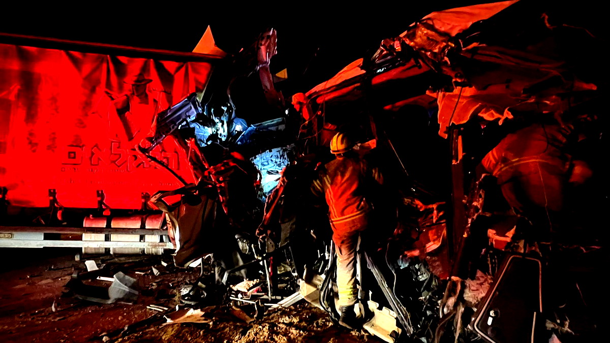 إصابة شخصين بجراح متوسطة وخطيرة في حادث طرق بين حافلة فارغة وشاحنة شمال النقب