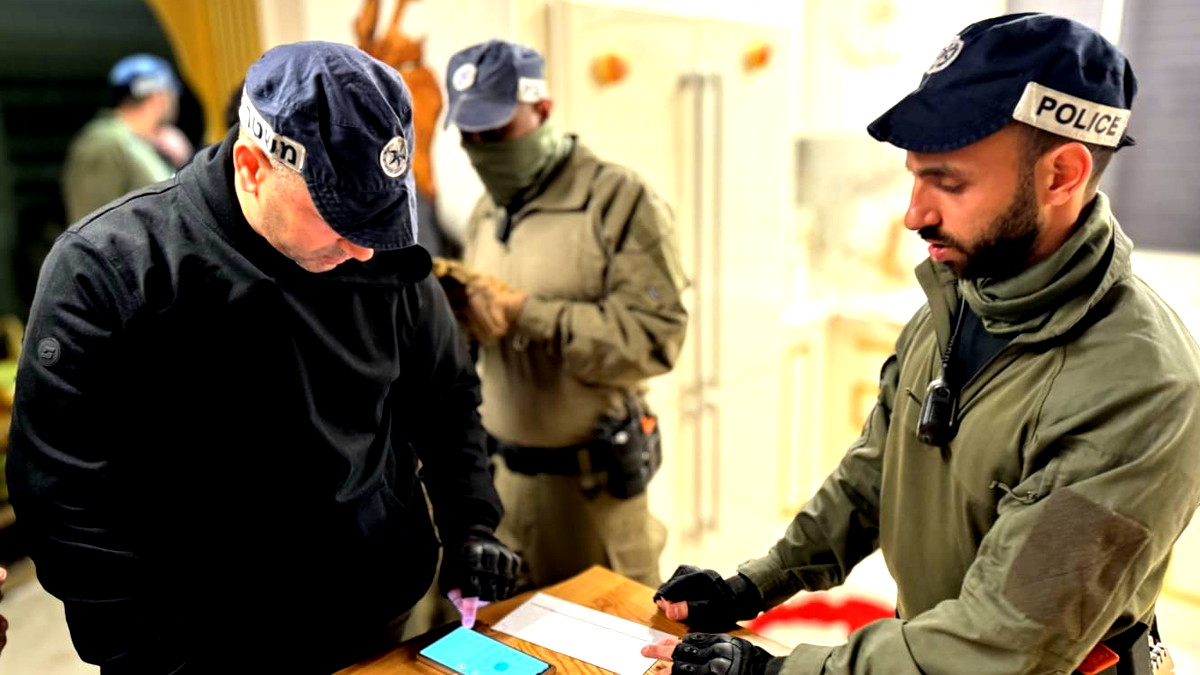 اعتقال مشتبهين من الطيرة بابتزاز وتهديد مقاولين