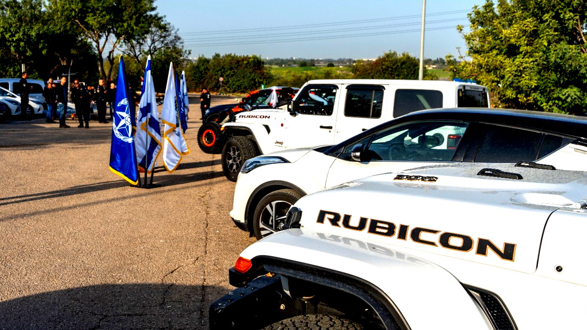 مركبات وأسلحة بملايين الشواقل: اعتقال العشرات في مداهمة محلات تجارية ومواقع تابعة لمنظمة إجرامية