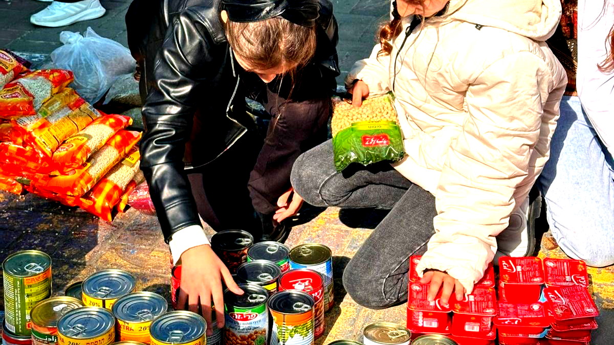 للسنة الثانية على التوالي- مدرسة الموهوبين والمتميزين الرينة توزّع الطرود الغذائية تحت عنوان الحملة الرمضانية "نحن سبب الخير في سعادة الغير"