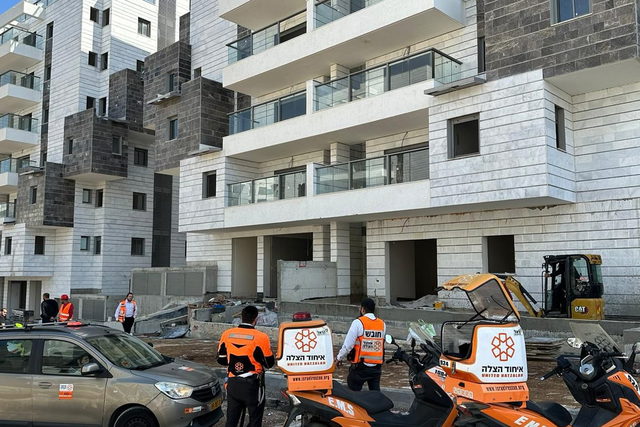 مصرع عامل سقط عليه جسم ثقيل أثناء عمله في ورشة بناء بمدينة بني براك